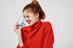 bellissimo donna nel un' rosso maglione stile di vita studio divertimento modello foto