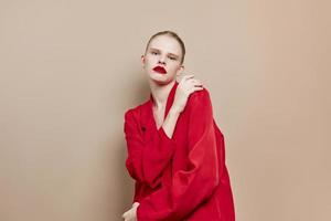 bella donna rosso labbra moda giacca studio modello inalterato foto