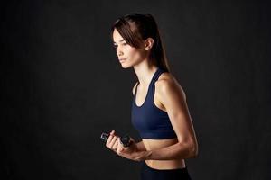 allegro donna con manubri nel mani allenarsi esercizio bodybuilder motivazione foto