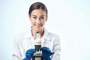 femmina medico laboratorio ricerca microscopio scienza foto