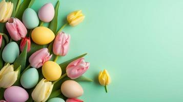 contento Pasqua con tulipani e decorativo uova nel vario colori foto