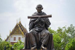 reverendo padre per o luang por Però a wat rakhang kositaram woramahawihan a bangkok nel Tailandia foto