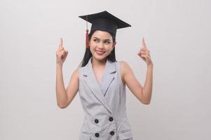 giovane sorridente donna indossare la laurea cappello, formazione scolastica e Università concetto foto