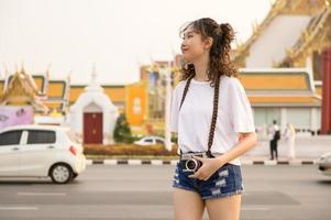 bellissimo giovane asiatico turista donna su vacanza giro turistico e esplorando bangkok città, Tailandia, vacanze e in viaggio concetto foto