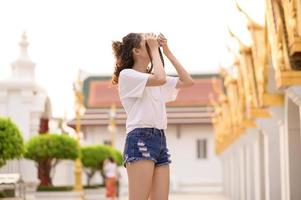 bellissimo giovane asiatico turista donna su vacanza giro turistico e esplorando bangkok città, Tailandia, vacanze e in viaggio concetto foto