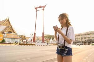 bellissimo giovane asiatico turista donna su vacanza giro turistico e esplorando bangkok città, Tailandia, vacanze e in viaggio concetto foto