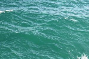 onde Crashing su il riva del mare foto