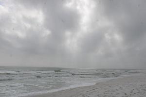 onde Crashing su il riva del mare foto