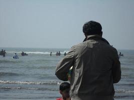 foto di un' soleggiato giorno Visualizza di un' bellissimo inverno spiaggia e mare su un' soleggiato giorno nel di cox bazar, bangladesh. viaggio e vacanza.