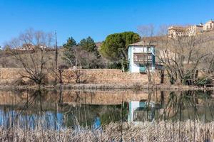 acqua stagnante con tradizionale Casa su il riva foto