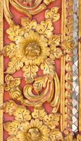 modello di oro fiore lavorato su stucco design di nativo parete, tailandese stile nel tempio foto