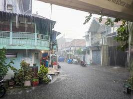 un' Visualizza di pesante pioggia nel surabaya, Indonesia foto