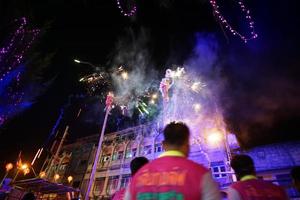 ratchaburi, thailandia 17 gennaio 2018 - celebrazione del capodanno cinese dalla tradizionale esibizione di leone con fuochi d'artificio sulla strada pubblica del centro. foto