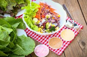 tailandese cibo verdura insalate su insalate ciotola con insalata condimento fresco verdura frutta noccioline e cereali per salutare cibo misto verdura insalata vegetariano verde e colorato cibo per prima colazione foto