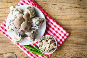 fresco grigio ostrica fungo su piatto, cucinato ostrica fungo per cucinando cibo - elaborato cibo strada fungo pacchetto foto