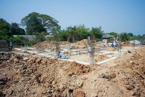 paesaggio della casa in cantiere con armature di rinforzo foto