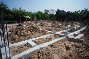 paesaggio della casa in cantiere con armature di rinforzo foto