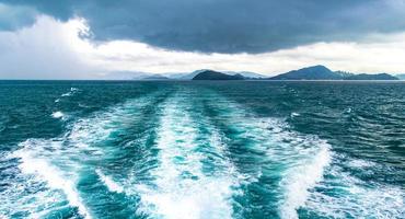 viaggio Tailandia di traghetto barca yacht onde attraverso tropicale paesaggio. foto