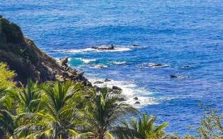 bellissimo rocce scogliere Visualizza onde a spiaggia puerto escondido Messico. foto