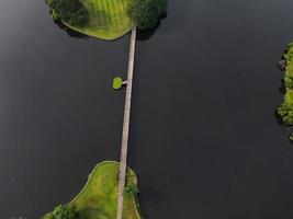 veduta aerea della foresta della città, laghi e ponti di collegamento al parco foto