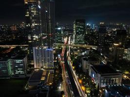 jakarta, indonesia 2021- spettacolare skyline notturno di una grande città moderna di notte foto