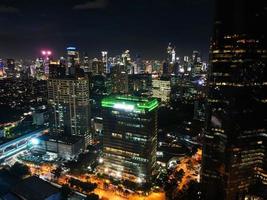 jakarta, indonesia 2021- spettacolare skyline notturno di una grande città moderna di notte foto