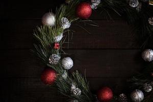 ghirlanda natalizia di rami di abete con decorazioni natalizie foto