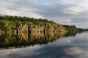 il fiume roccioso nella luce arancione del tramonto foto