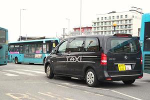 Basso angolo Visualizza di luton centrale autobus stazione a principale ferrovia stazione di centro luton città di Inghilterra grande Gran Bretagna. il Immagine era catturato su 01-aprile-2023 su nuvoloso e freddo sera foto