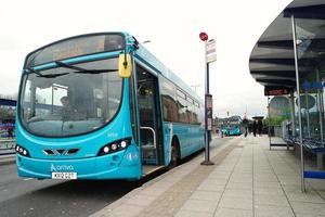 Basso angolo Visualizza di luton centrale autobus stazione a principale ferrovia stazione di centro luton città di Inghilterra grande Gran Bretagna. il Immagine era catturato su 01-aprile-2023 su nuvoloso e freddo sera foto