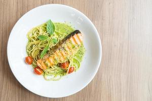 spaghetti al pesto di salmone foto