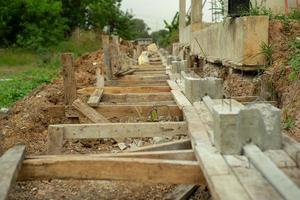 immagine di messa a fuoco selettiva di acciaio di rinforzo della struttura in calcestruzzo presso il cantiere foto