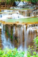 sorprendente colorato cascata nel nazionale parco foresta durante primavera, bello in profondità foresta nel thailandia, tecnico lungo esposizione, durante vacanza e rilassare volta. foto