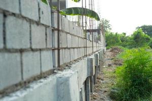 paesaggio del cantiere con muro di muratore in cemento foto