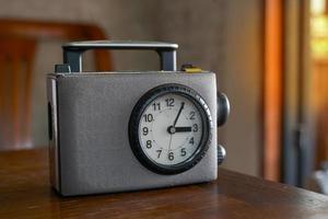 grigio antico vecchio transistor Radio con maneggiare, davanti design ha un' ago orologio, adatto per collezionare. mettere su mostrare casa decorazione decorare il negozio nel un' bellissimo Vintage ▾ stile. foto