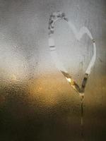 un' amore cuore dipinto su un' appannato bicchiere finestra sfondo foto