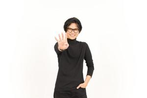 mostrando contare quattro dito di bello asiatico uomo isolato su bianca sfondo foto
