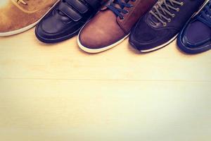 scarpe di cuoio su fondo in legno