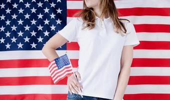 bianca polo camicia su donna al di sopra di Stati Uniti d'America bandiera sfondo, modello design foto