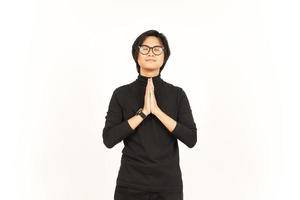 pieghevole mani chiuso occhio e preghiere di bello asiatico uomo isolato su bianca sfondo foto