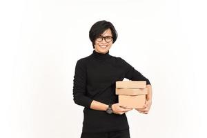 Tenere pacchetto scatola o cartone scatola di bello asiatico uomo isolato su bianca sfondo foto