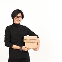 Tenere pacchetto scatola o cartone scatola di bello asiatico uomo isolato su bianca sfondo foto
