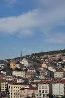 Istanbul città edifici contro blu cielo foto