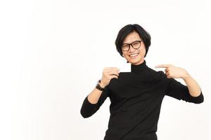 Tenere e mostrando vuoto credito o banca carta di bello asiatico uomo isolato su bianca sfondo foto