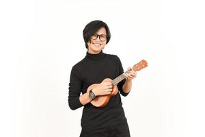 giocando ukulele di bello asiatico uomo isolato su bianca sfondo foto
