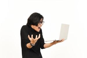 shock e arrabbiato mentre utilizzando il computer portatile di bello asiatico uomo isolato su bianca sfondo foto