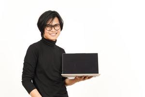 mostrando applicazioni o Annunci su il computer portatile vuoto schermo di bello asiatico uomo isolato su bianca sfondo foto