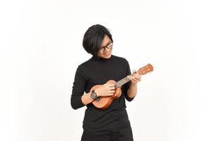 giocando ukulele di bello asiatico uomo isolato su bianca sfondo foto