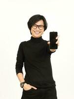 mostrando applicazioni o Annunci su vuoto schermo smartphone di bello asiatico uomo isolato su bianca sfondo foto