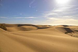 estate deserto paesaggio su un' caldo soleggiato giorno a partire dal maspalomas dune su il spagnolo isola di nonna canaria foto